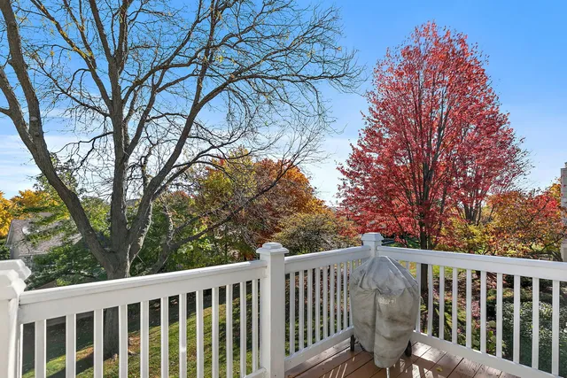 $308,900 | 323 Green Knoll Lane, Unit 323, Streamwood, IL 60107