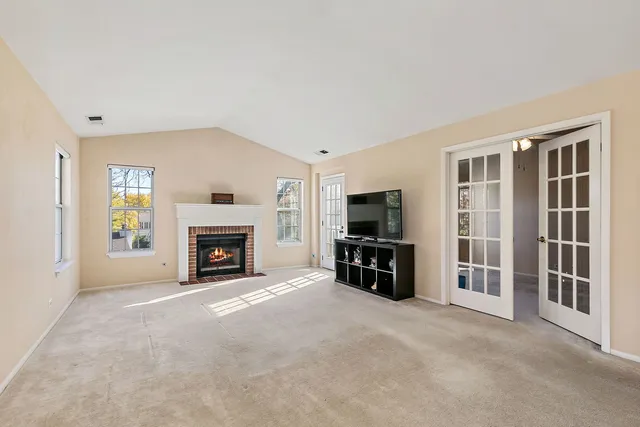 $308,900 | 323 Green Knoll Lane, Unit 323, Streamwood, IL 60107