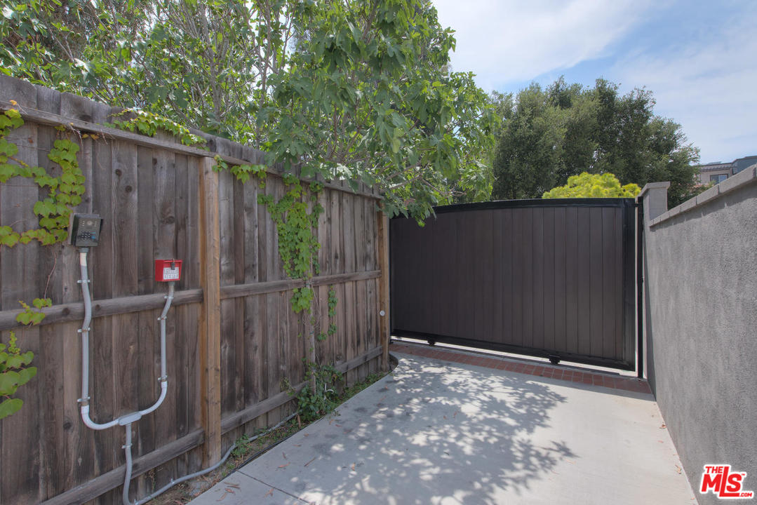 4739 Libbit Avenue Encino, CA 91436 - Photo 20 of 23 a view of a backyard with wooden fence