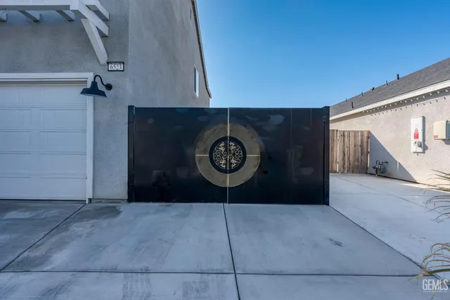 a view of a dinning table and chair in the patio