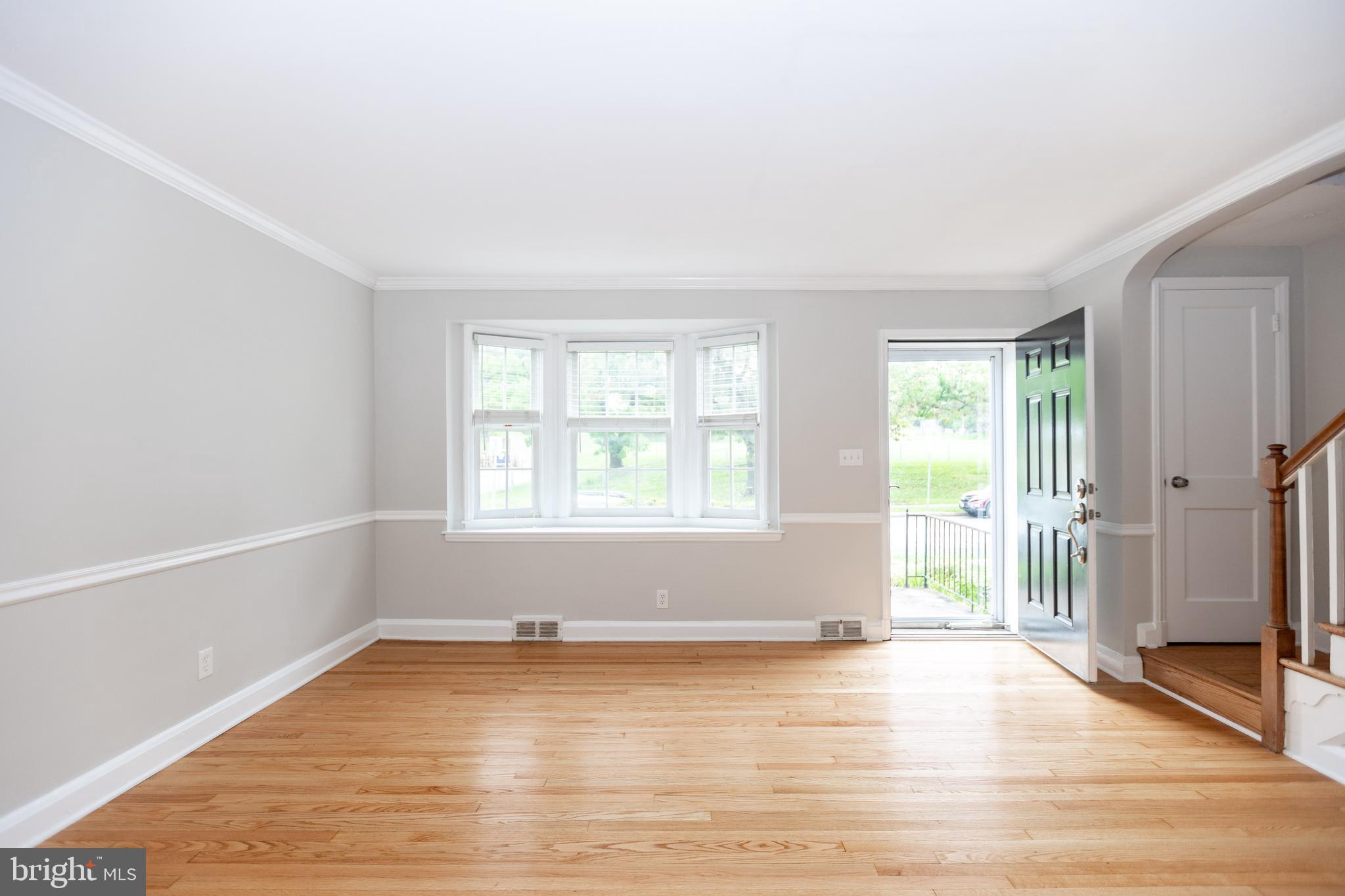 173 Dumbarton Road Baltimore, MD 21212 - Photo 6 of 41 Living room with chair rail and crown moulding