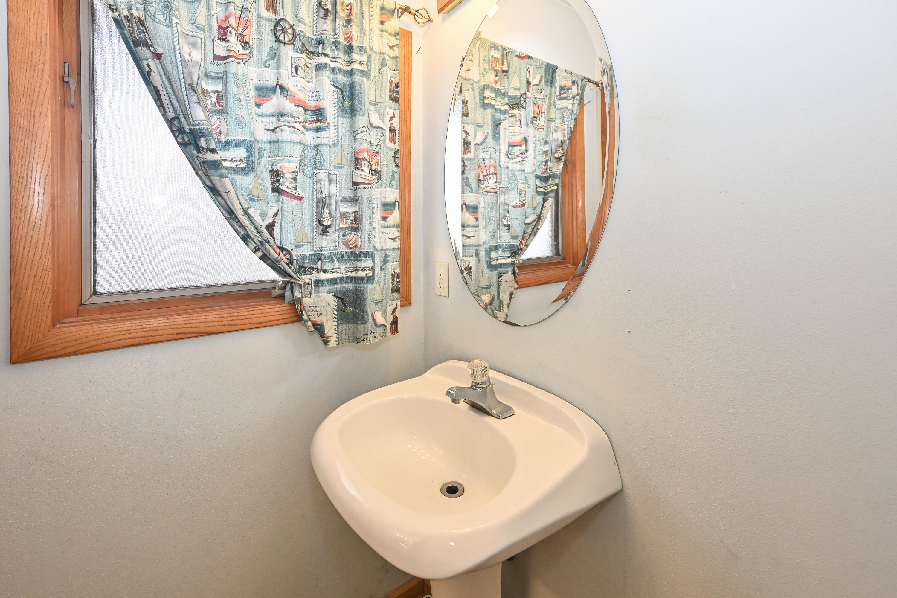 10211 South Nicholson Road Oak Creek, WI 53154 - Photo 15 of 39 Half Bathroom