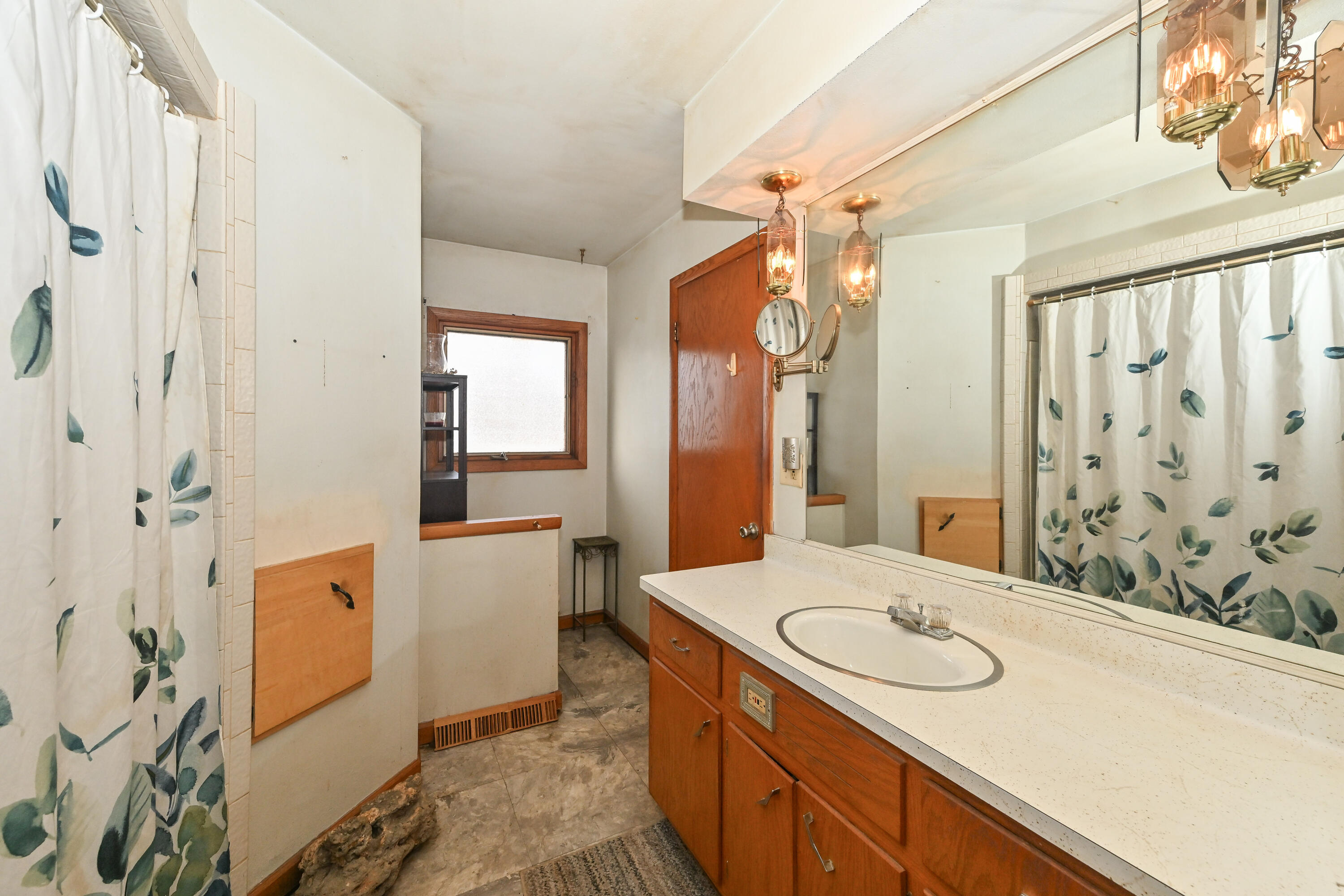 10211 South Nicholson Road Oak Creek, WI 53154 - Photo 19 of 39 Full Bathroom
