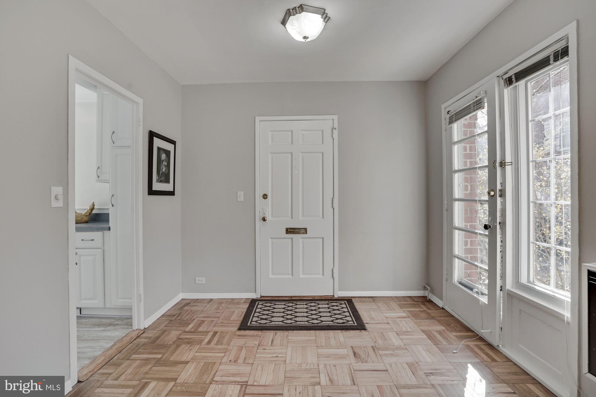 1700 Preston Road Alexandria, VA 22302 - Photo 4 of 33 Living/Dining Area