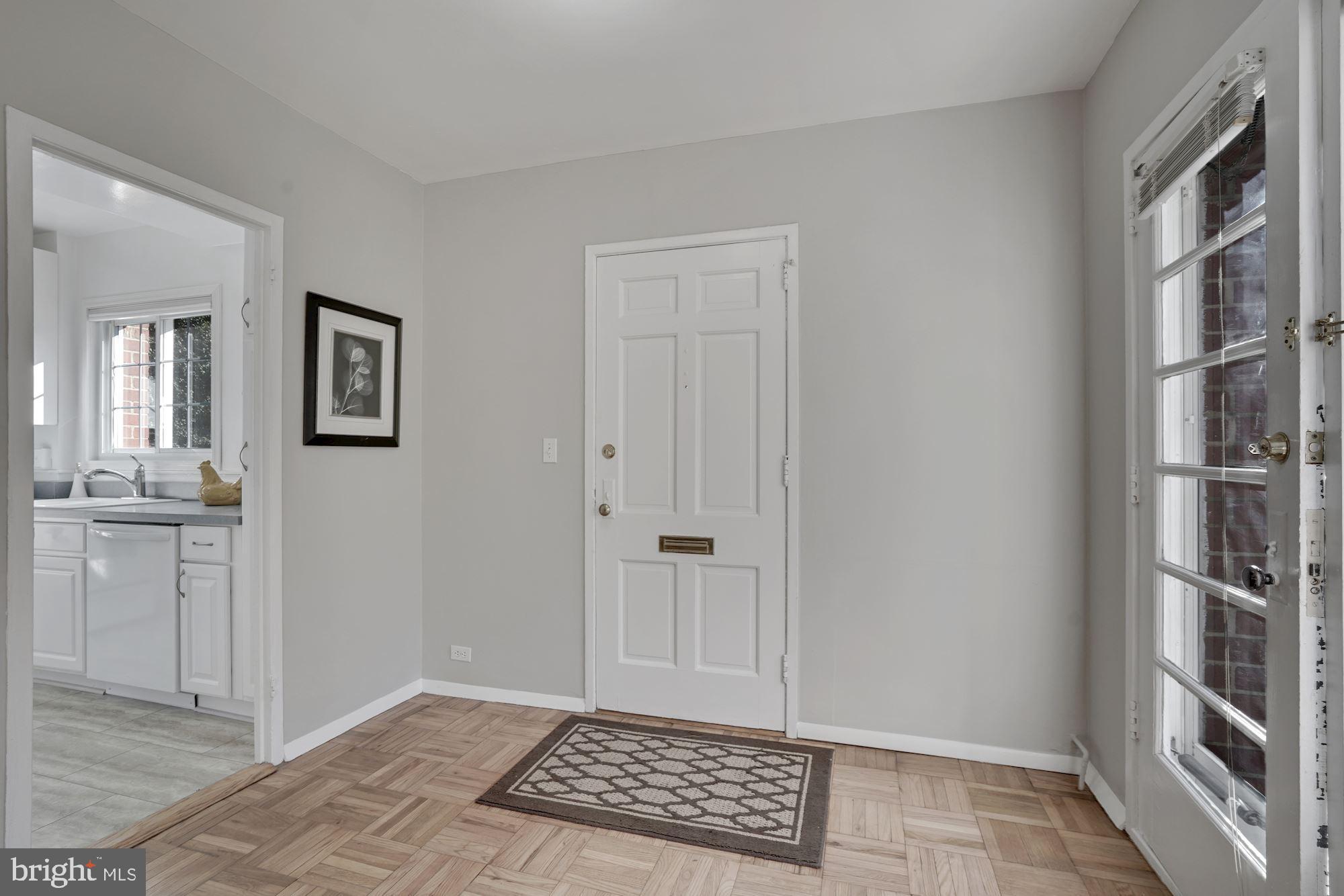 1700 Preston Road Alexandria, VA 22302 - Photo 5 of 33 Living/Dining Area