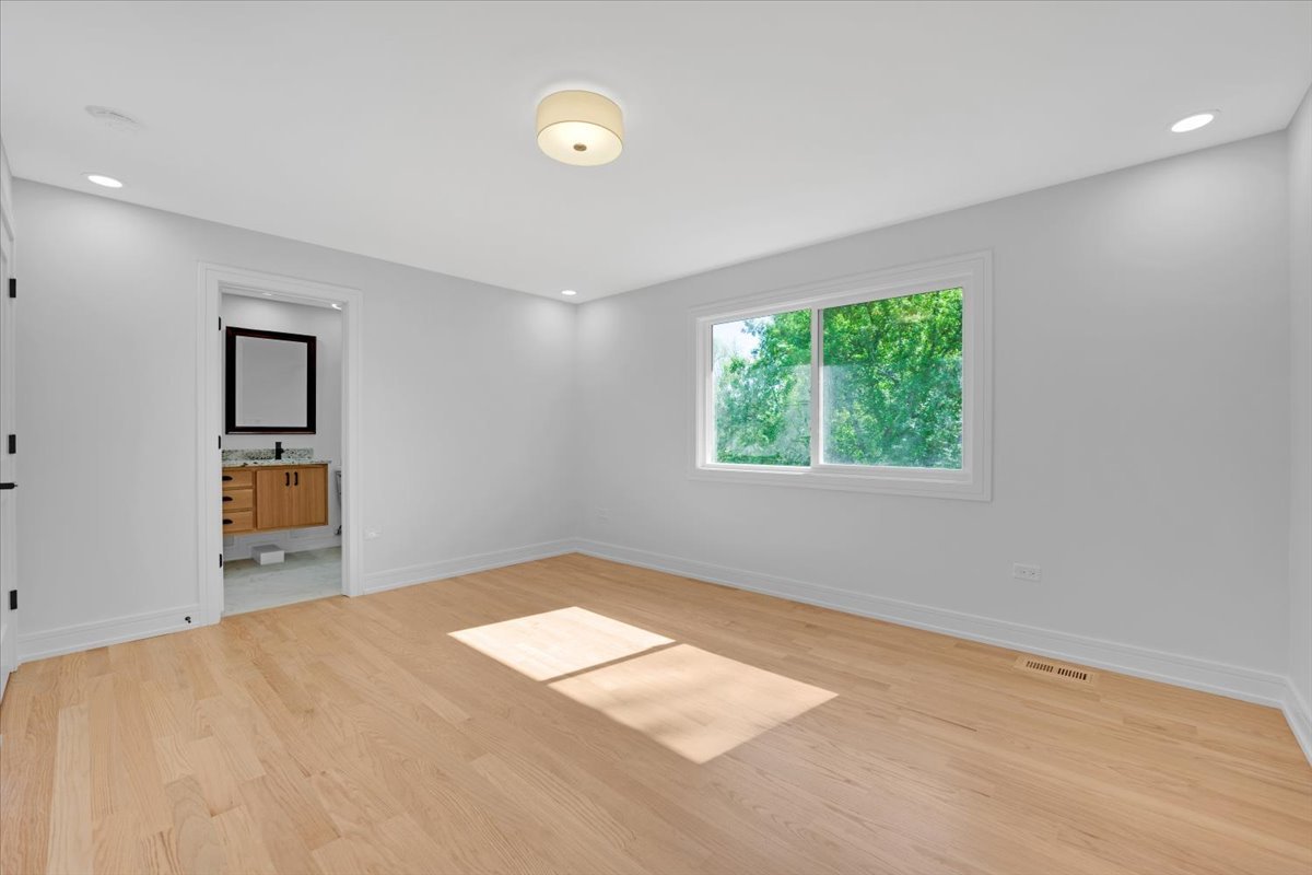 101 Devonshire Road, Unit 1 Tower Lakes, IL 60010 - Photo 19 of 38 an empty room with windows