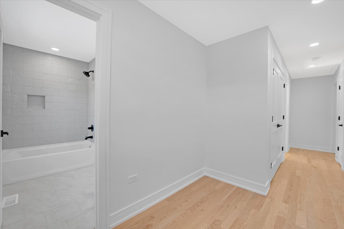 101 Devonshire Road, Unit 1 Tower Lakes, IL 60010 - Photo 26 of 38 a view of bathroom