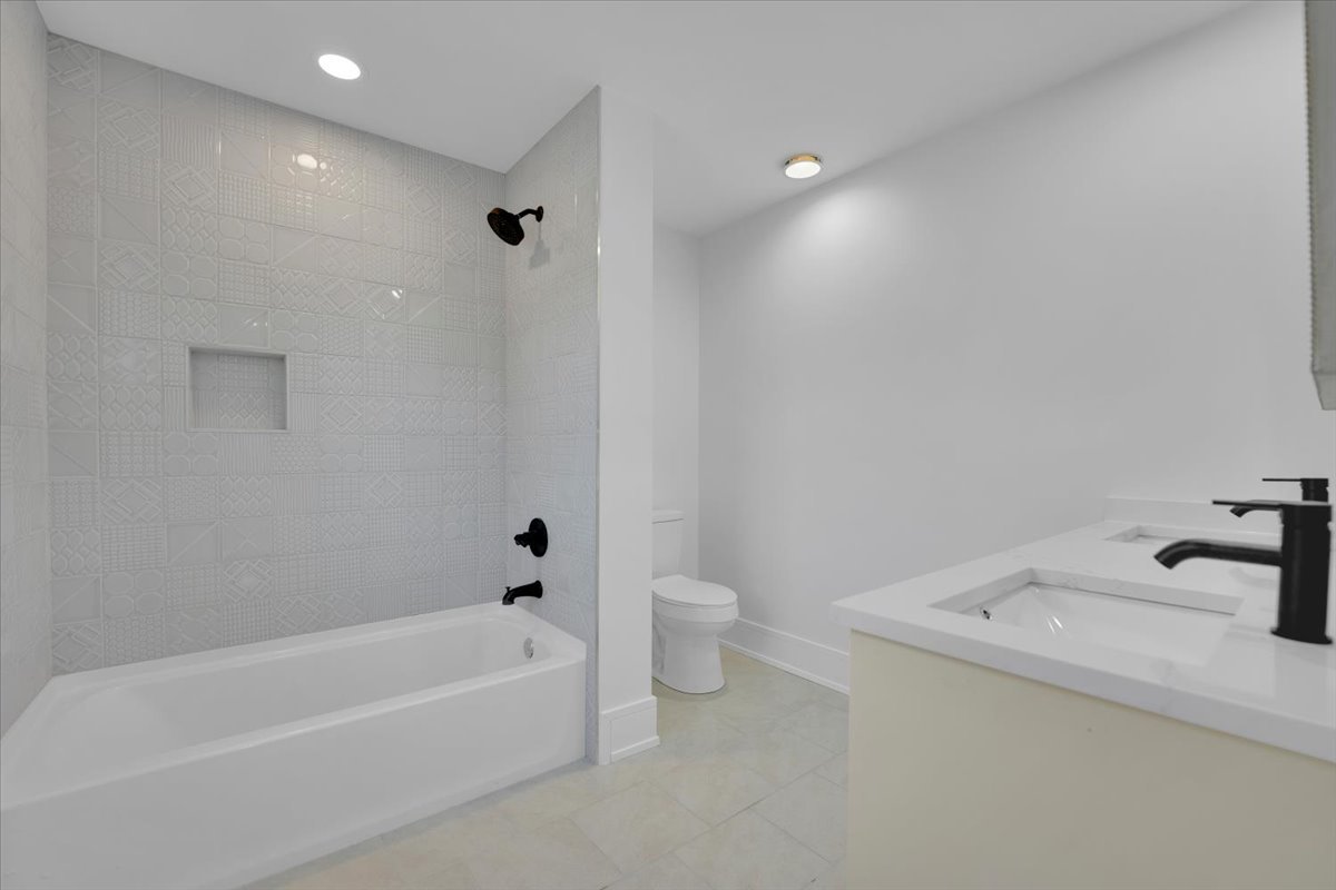 101 Devonshire Road, Unit 1 Tower Lakes, IL 60010 - Photo 27 of 38 a bathroom with a sink a toilet and shower