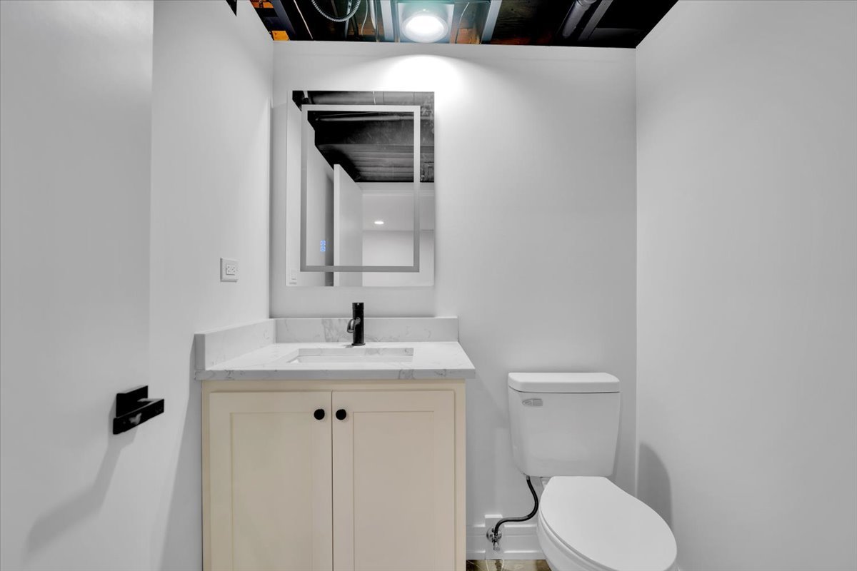 101 Devonshire Road, Unit 1 Tower Lakes, IL 60010 - Photo 30 of 38 a bathroom with a toilet a sink and mirror