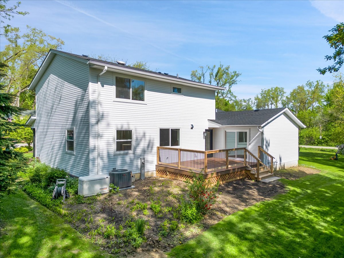 101 Devonshire Road, Unit 1 Tower Lakes, IL 60010 - Photo 3 of 38 a backyard of a house with table and chairs