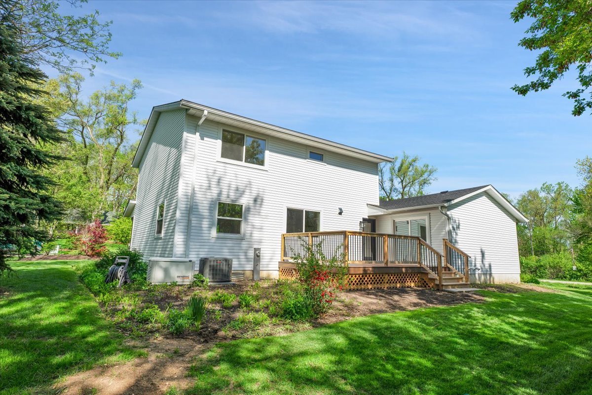 101 Devonshire Road, Unit 1 Tower Lakes, IL 60010 - Photo 33 of 38 a front view of a house with a yard