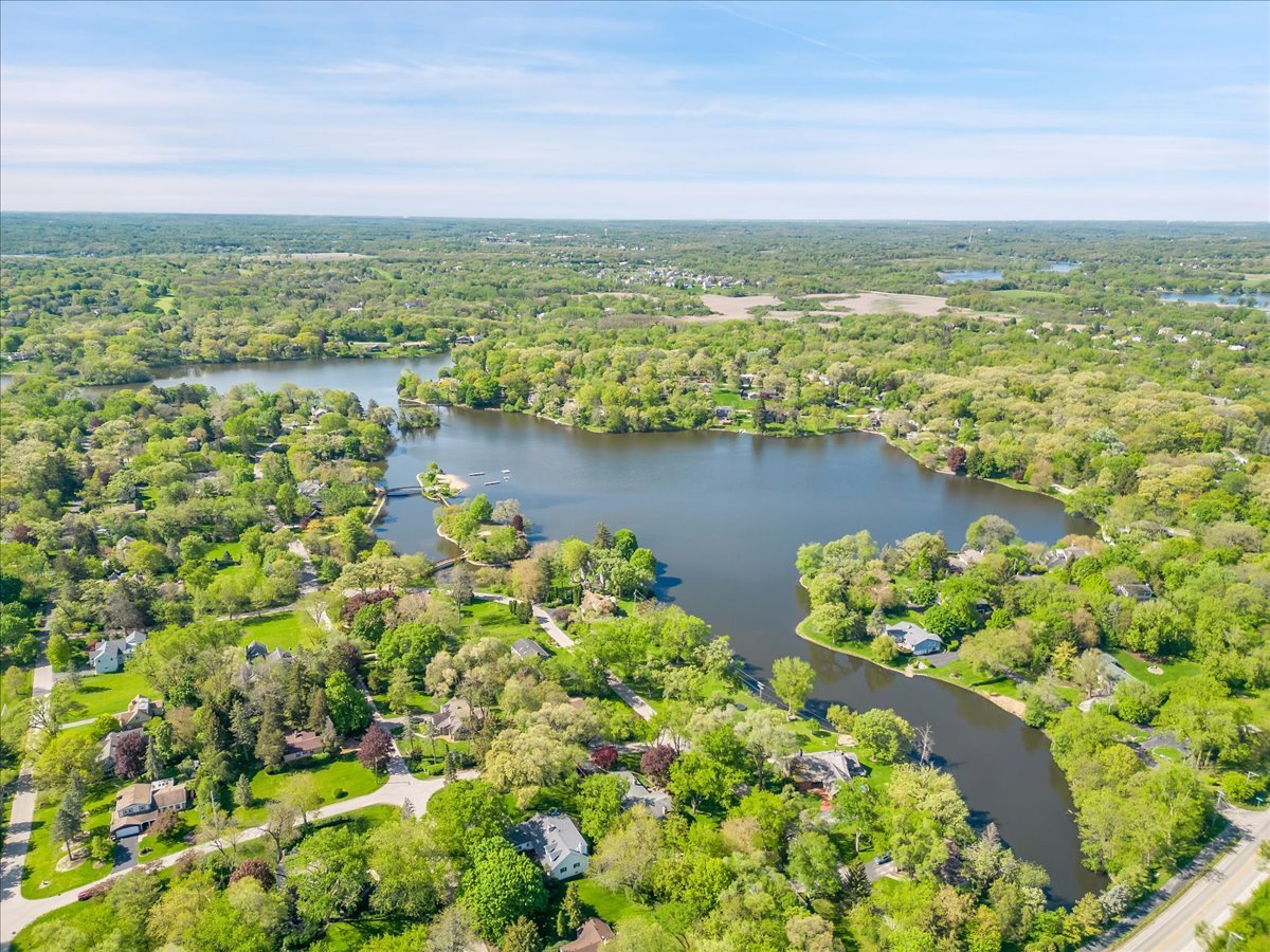 101 Devonshire Road, Unit 1 Tower Lakes, IL 60010 - Photo 7 of 38 a view of a city with an ocean