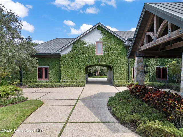 a kitchen that has a lot of cabinets in it