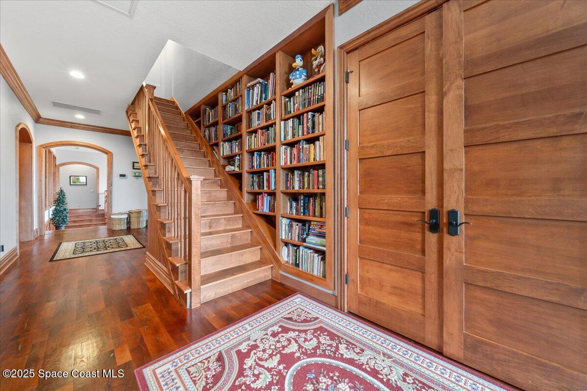 586 Wethersfield Place Melbourne, FL 32940 - Photo 80 of 112 a view of a hallway with wooden floor and entryway
