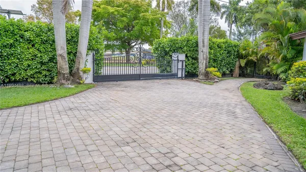 $2,699,000 | 6200 Southwest 97th Avenue, Miami, FL 33173