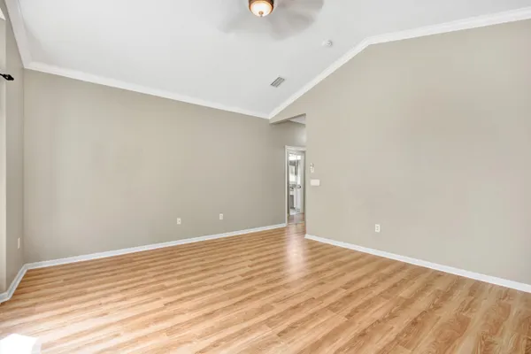 a view of a backyard