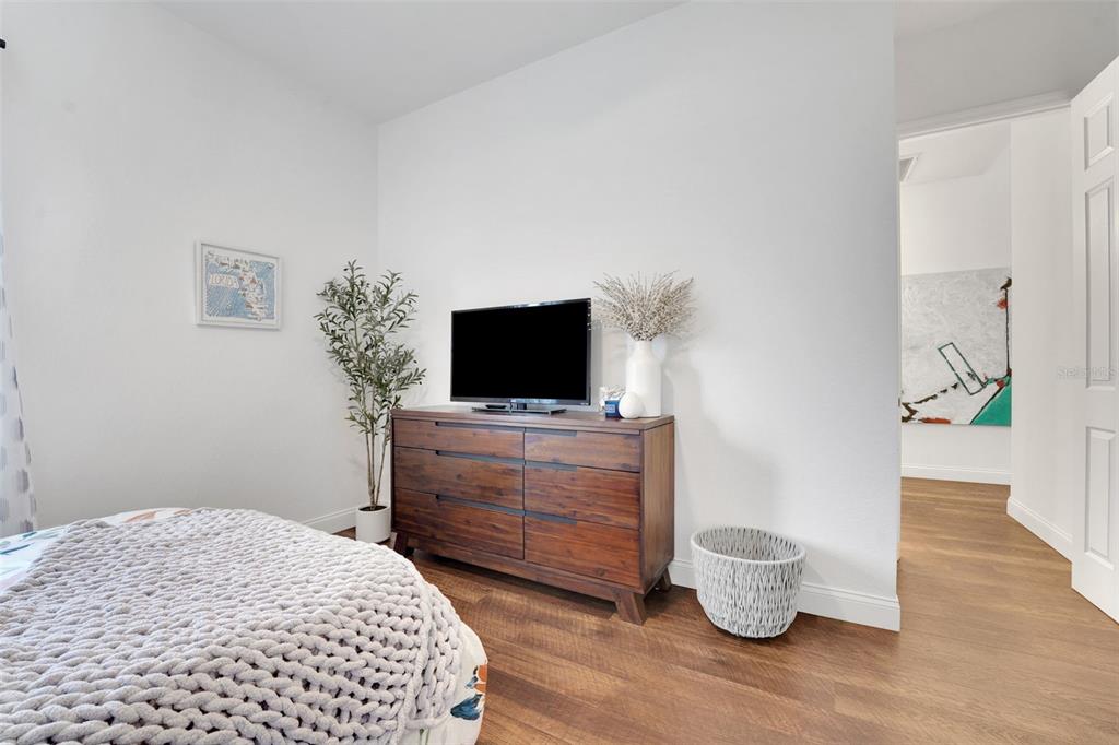 5911 Old Berkley Road Auburndale, FL 33823 - Photo 40 of 91 a room with a bed and a flat screen tv