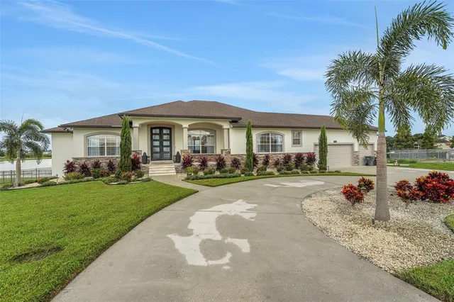 a view of an entryway of the house