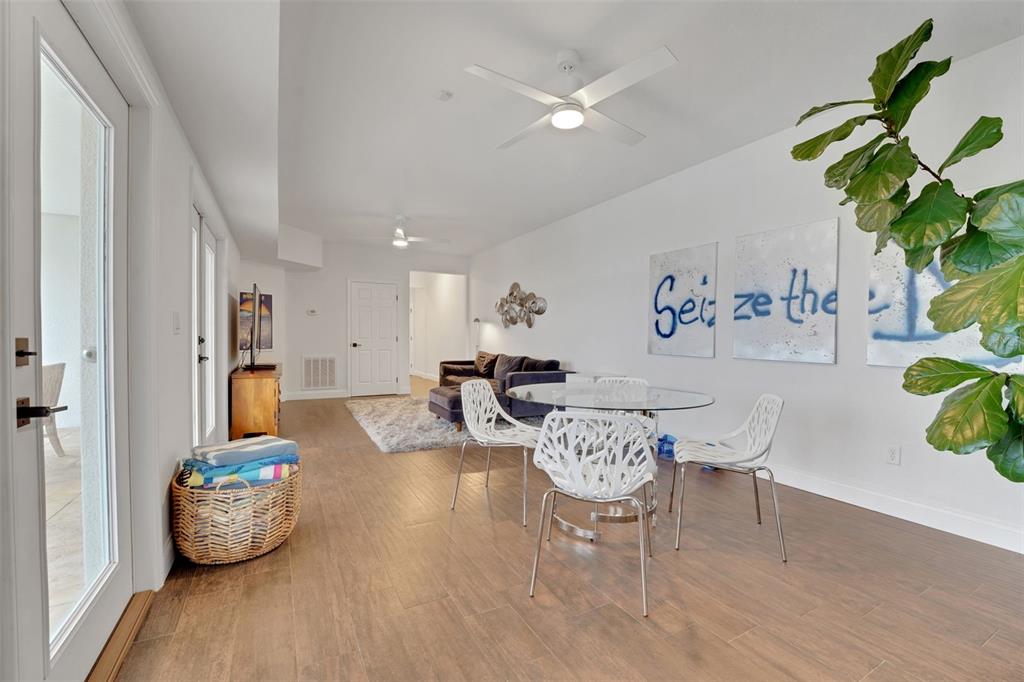 5911 Old Berkley Road Auburndale, FL 33823 - Photo 47 of 91 a living room with furniture and a potted plant