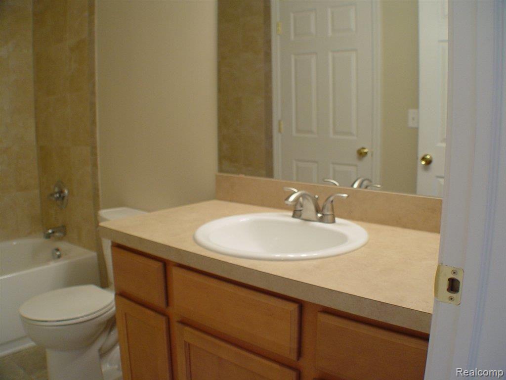 41811 Ridge Road East Novi, MI 48375 - Photo 10 of 25 Very Updated Novi Home (18).JPG