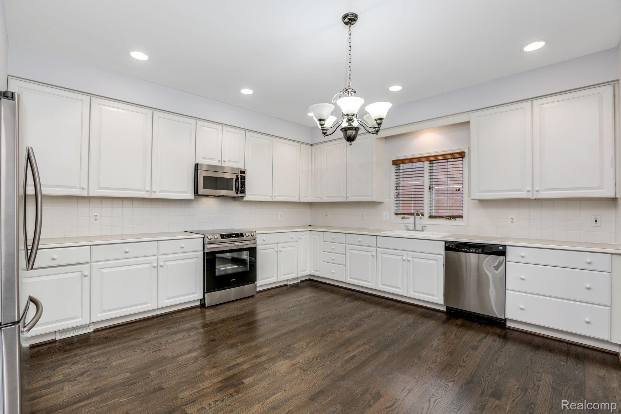 1110+Vernier+Rd+Grosse+Pointe+Woods-11-mls.jpg