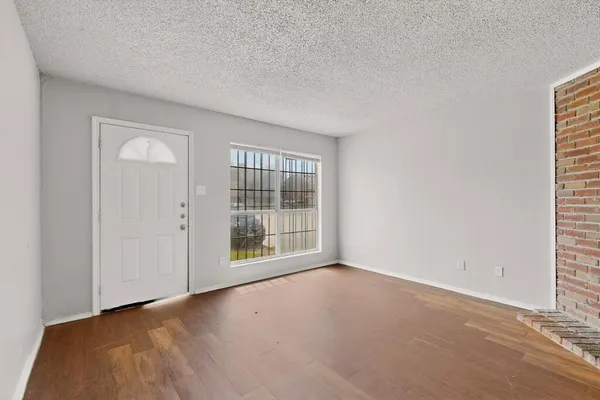 $975 | 9467 Olde Towne Row, Dallas, TX 75227