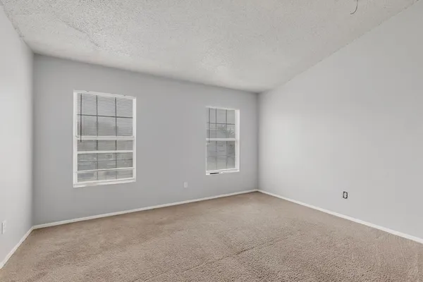 $975 | 9467 Olde Towne Row, Dallas, TX 75227