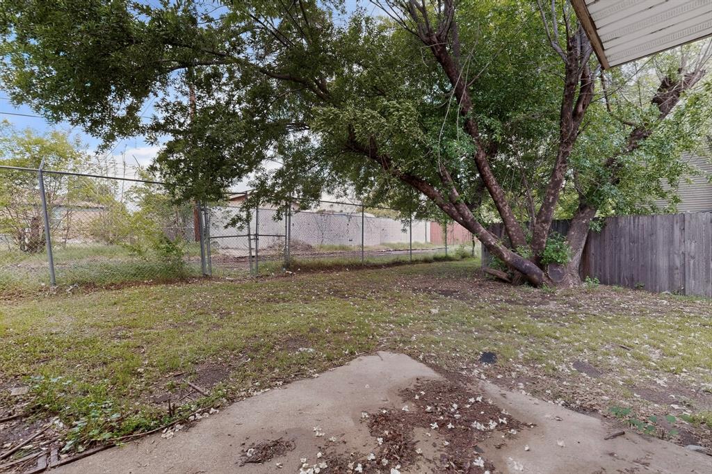 9467 Olde Towne Row Dallas, TX 75227 - Photo 14 of 26 a backyard of a house with lots of green space