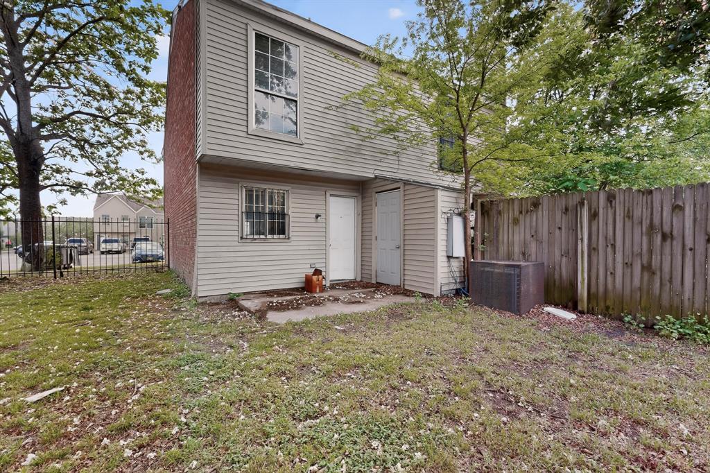 9467 Olde Towne Row Dallas, TX 75227 - Photo 15 of 26 a backyard of a house