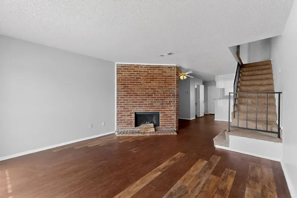 $975 | 9467 Olde Towne Row, Dallas, TX 75227