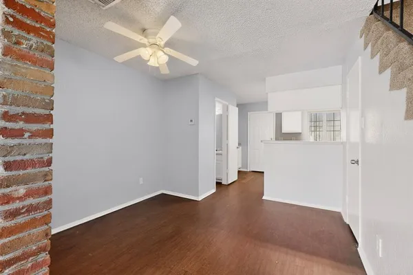 $975 | 9467 Olde Towne Row, Dallas, TX 75227
