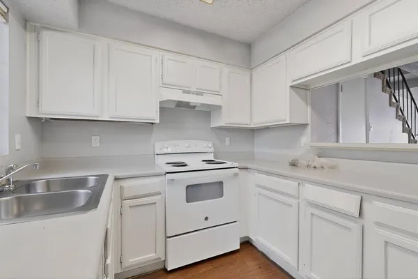 $975 | 9467 Olde Towne Row, Dallas, TX 75227