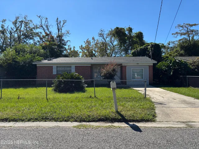 a view of a house with backyard and a garden
