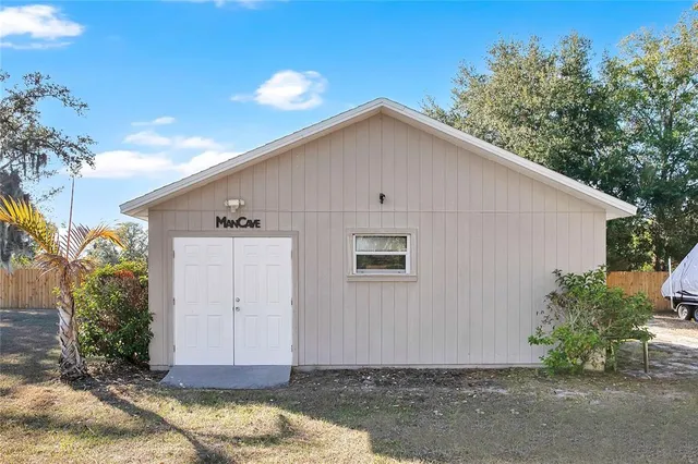 a view of a house with yard