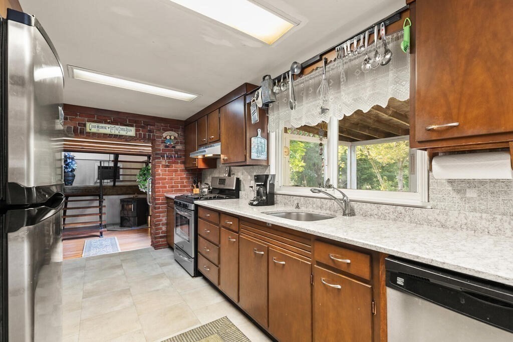 306 Andover Road Billerica, MA 01821 - Photo 13 of 42 a kitchen with lots of counter top space