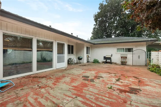 a view of entryway in front of house