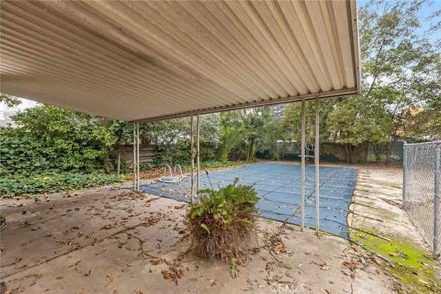 a view of a backyard