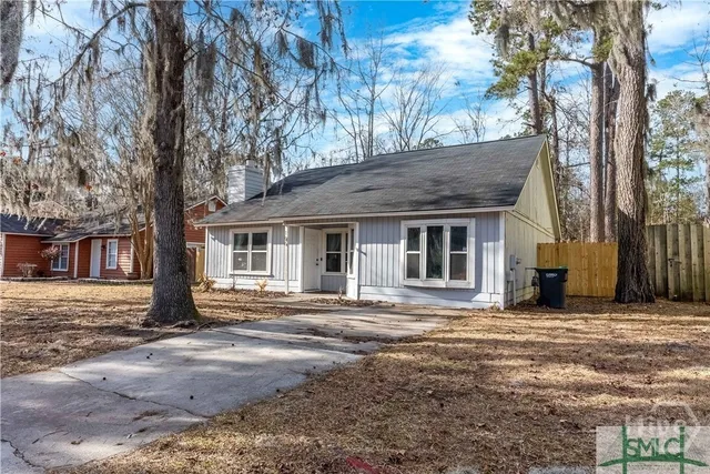 $2,300 | 106 West White Hawthorne Drive, Savannah, GA 31419