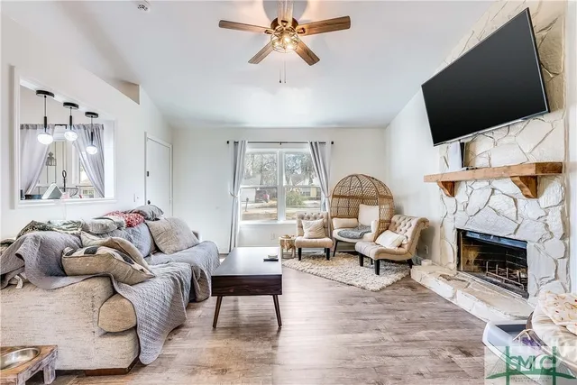 $2,300 | 106 West White Hawthorne Drive, Savannah, GA 31419