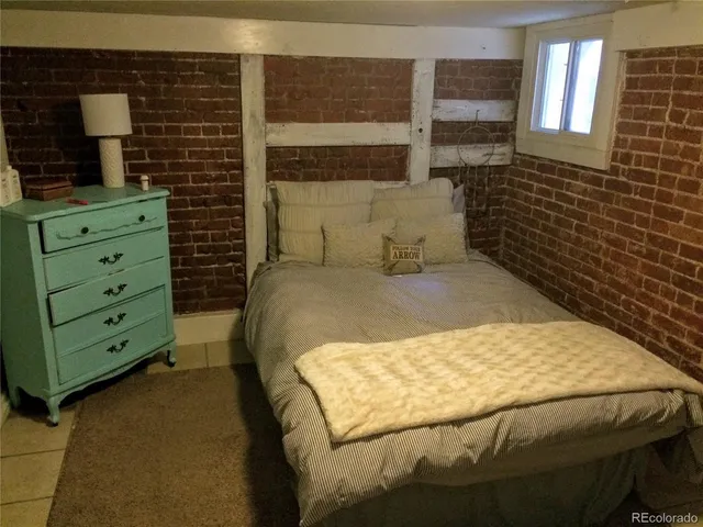 a view of entryway with window