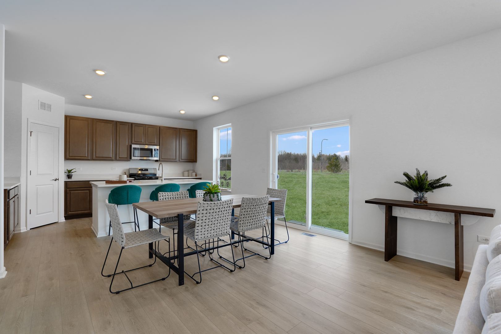 596 Lismore Circle Elgin, IL 60124 - Photo 3 of 34