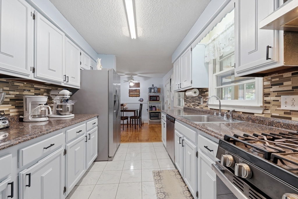 11 Mcfarlin Road Chelmsford, MA 01824 - Photo 4 of 37