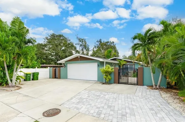 $3,250 | 2598 Wood Street, Sarasota, FL 34237