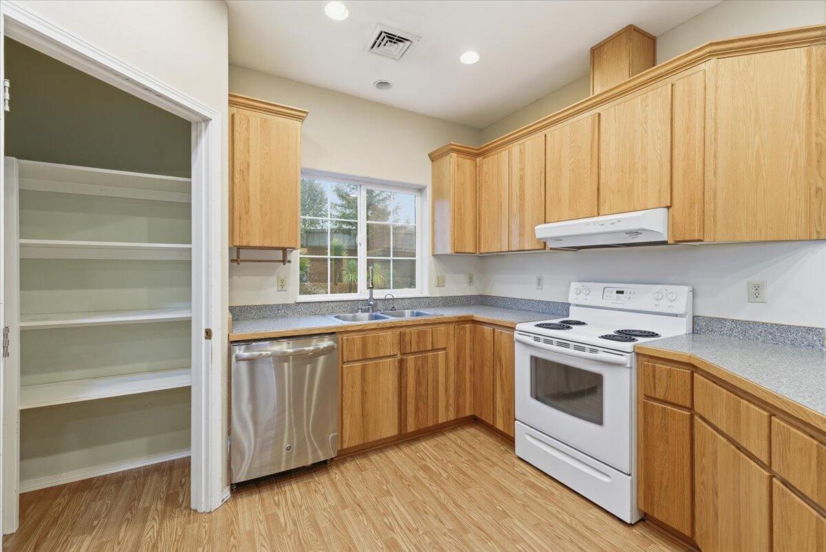 176 Nehalem Loop Roseburg, OR 97471 - Photo 10 of 42 10-CI_0153