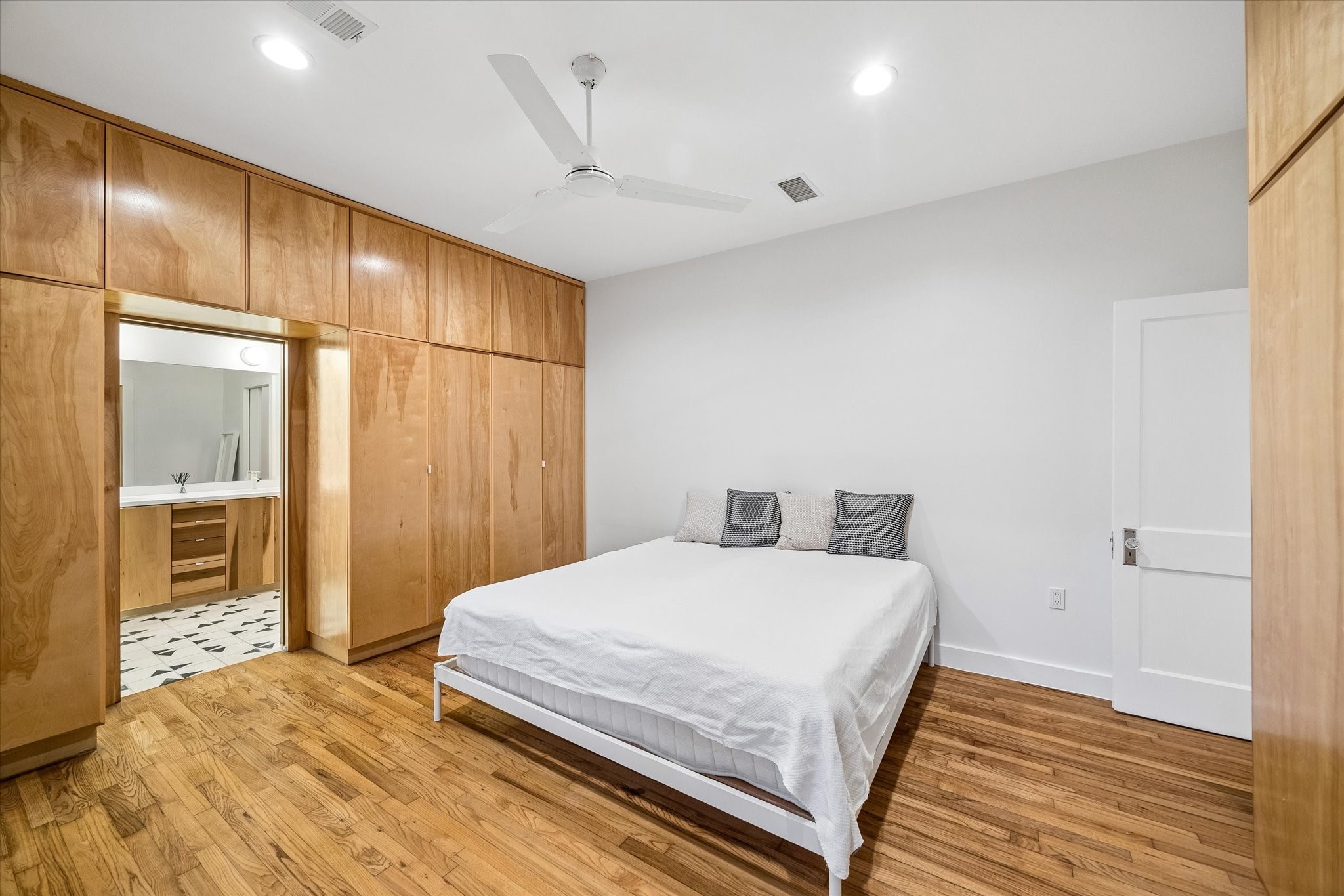 1603 Fulton Street Houston, TX 77009 - Photo 17 of 28 The primary bedroom has custom cabinets everywhere!