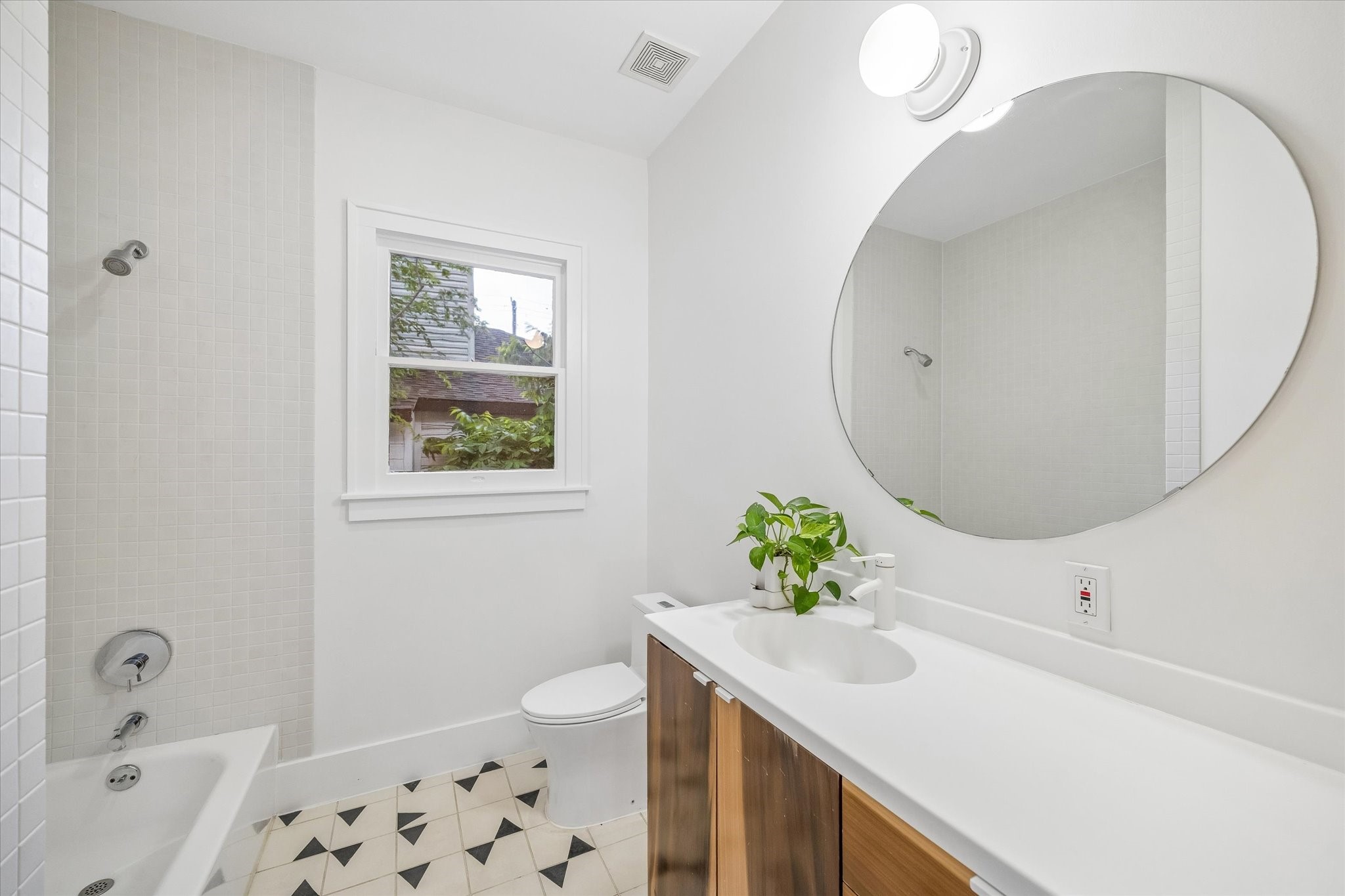 1603 Fulton Street Houston, TX 77009 - Photo 24 of 28 Guest bath.