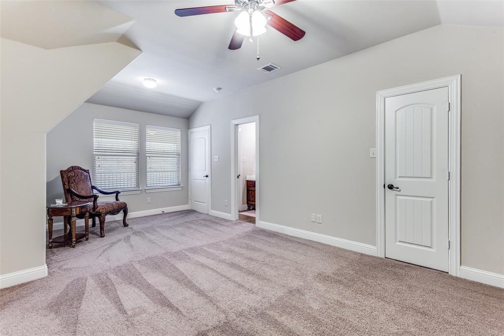 817 Deer Ridge Trail McKinney, TX 75072 - Photo 25 of 35 3nd bedroom upstairs has pvt full bathroom -large enough for bed and sitting area -this room is huge