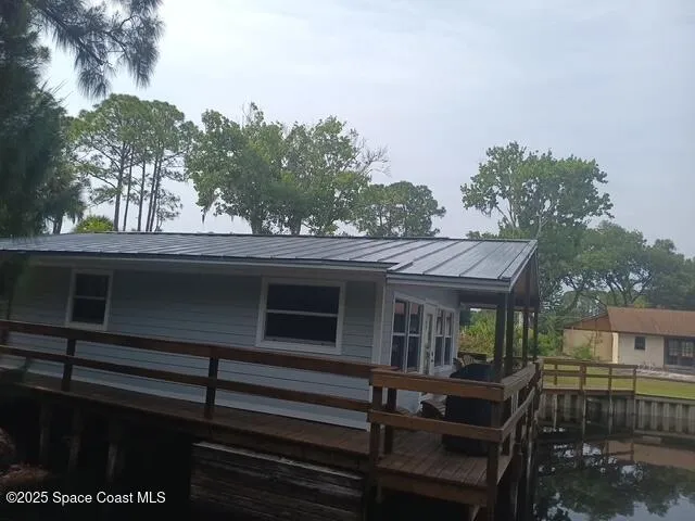 a view of house with outdoor seating space