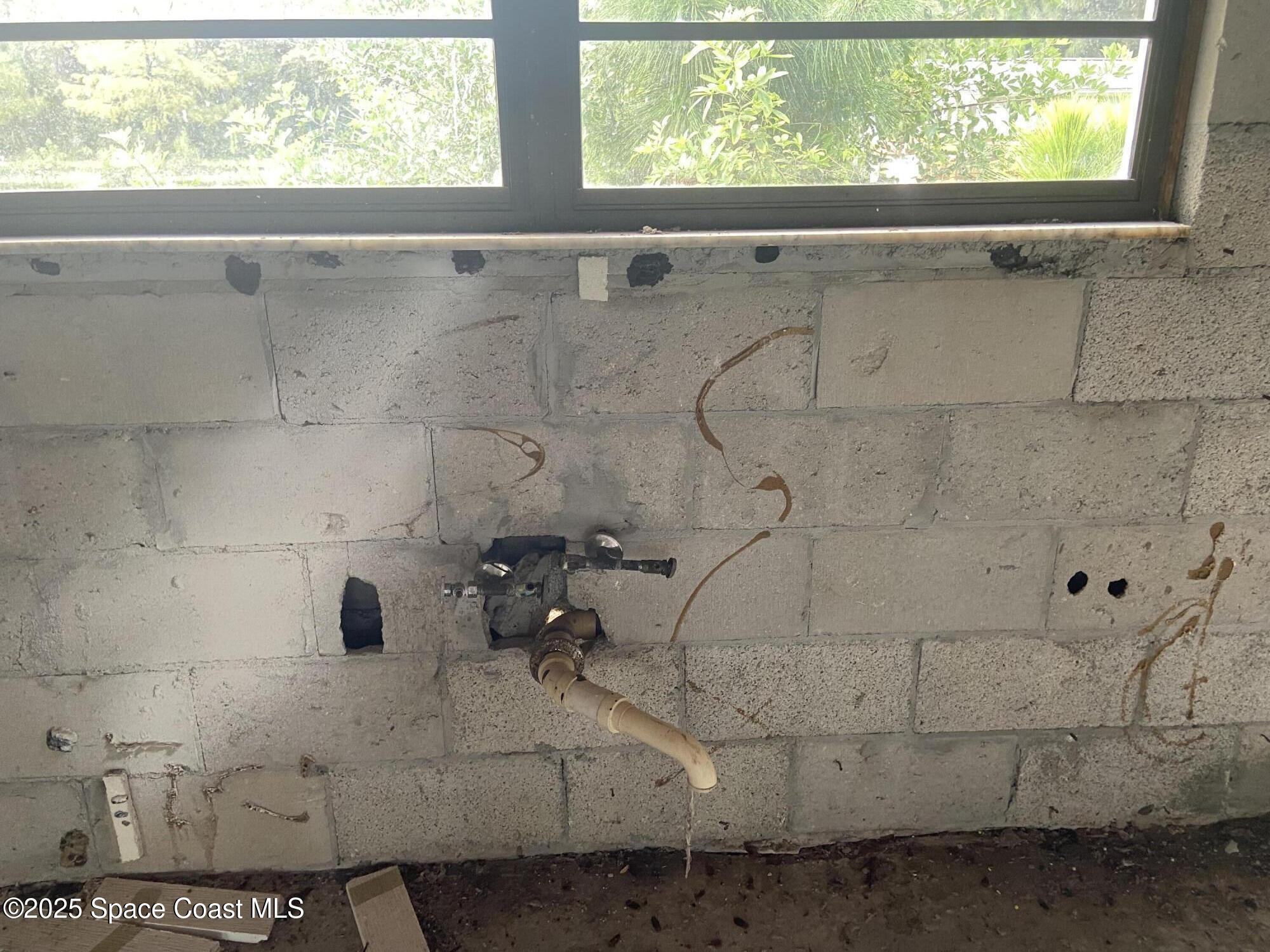 4655 Rector Road Cocoa, FL 32926 - Photo 39 of 45 a bathroom with a bathtub and window