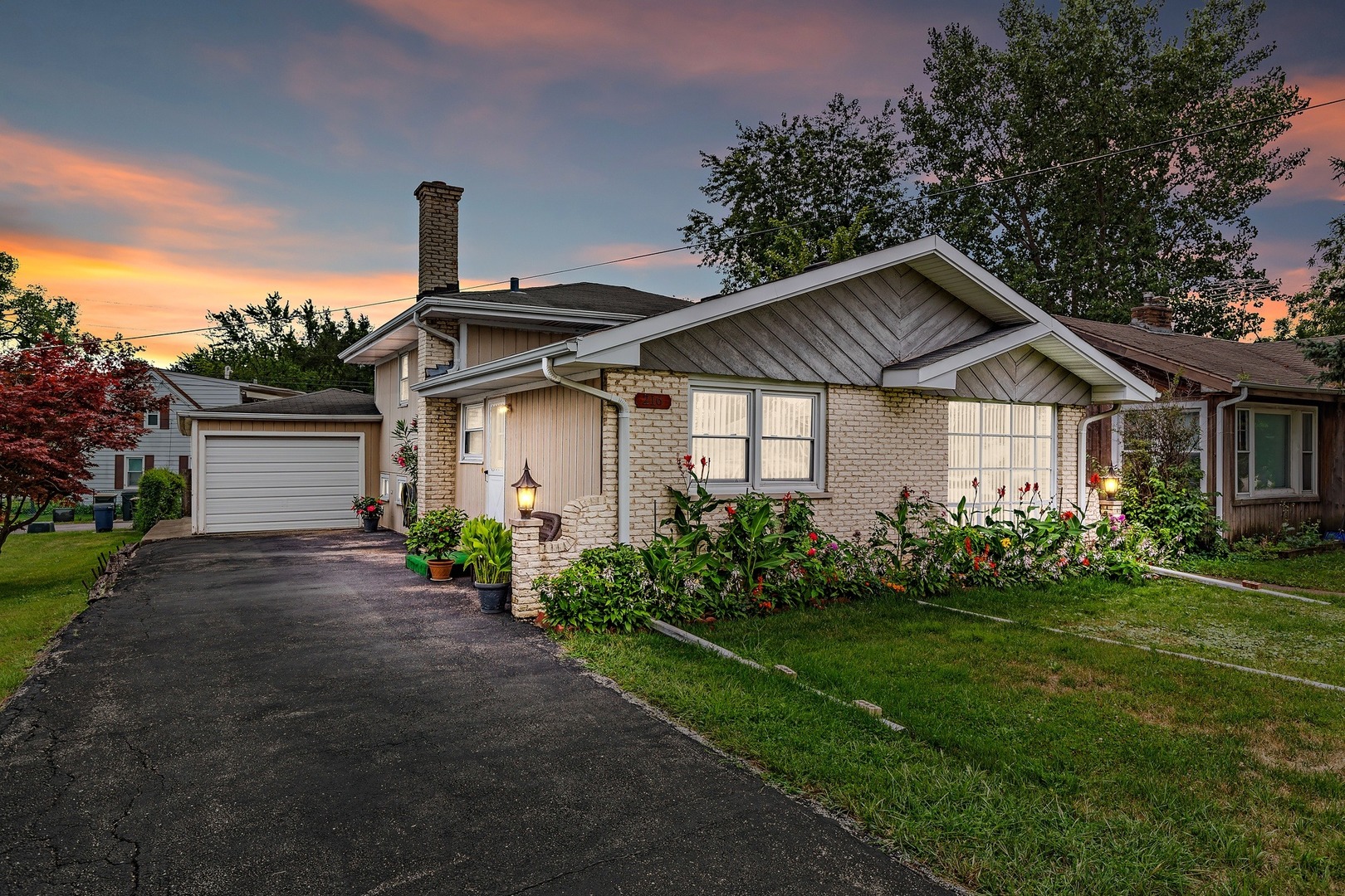 216 West Plainfield Road Countryside, IL 60525 - Photo 2 of 20 a front view of a house with a garden
